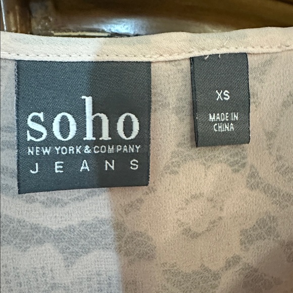 New York & Company Like NEW Blush Lace Cold Shoulder Top - Picture 3 of 10